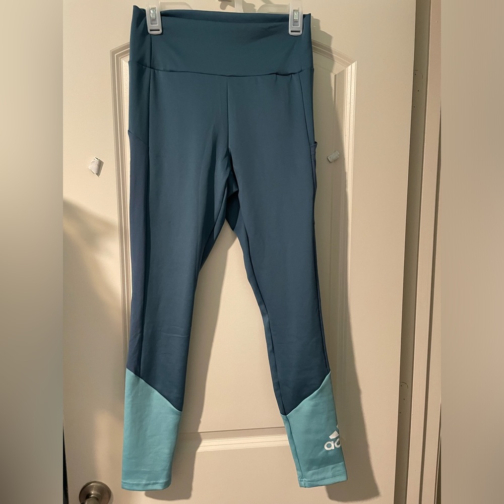 Adidas primegreen leggings
With pocket
NWT 
size medium
Color: blue